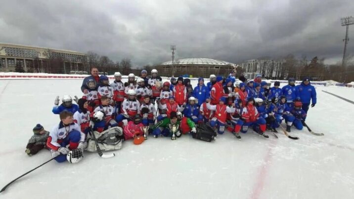 Королевские команды завоевали призовые места на турнире по хоккею с мячом в Лужниках Новости Королёва 