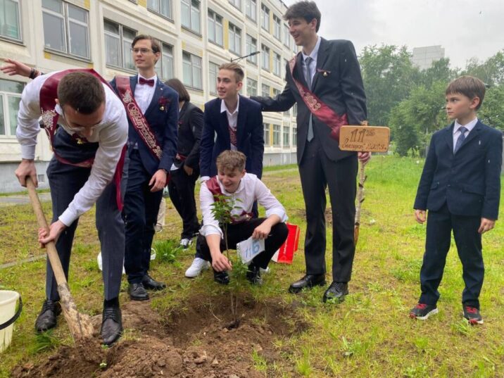 В Королёве выпускники 2023 года посадили сирень в школьном дворе Новости Королёва 
